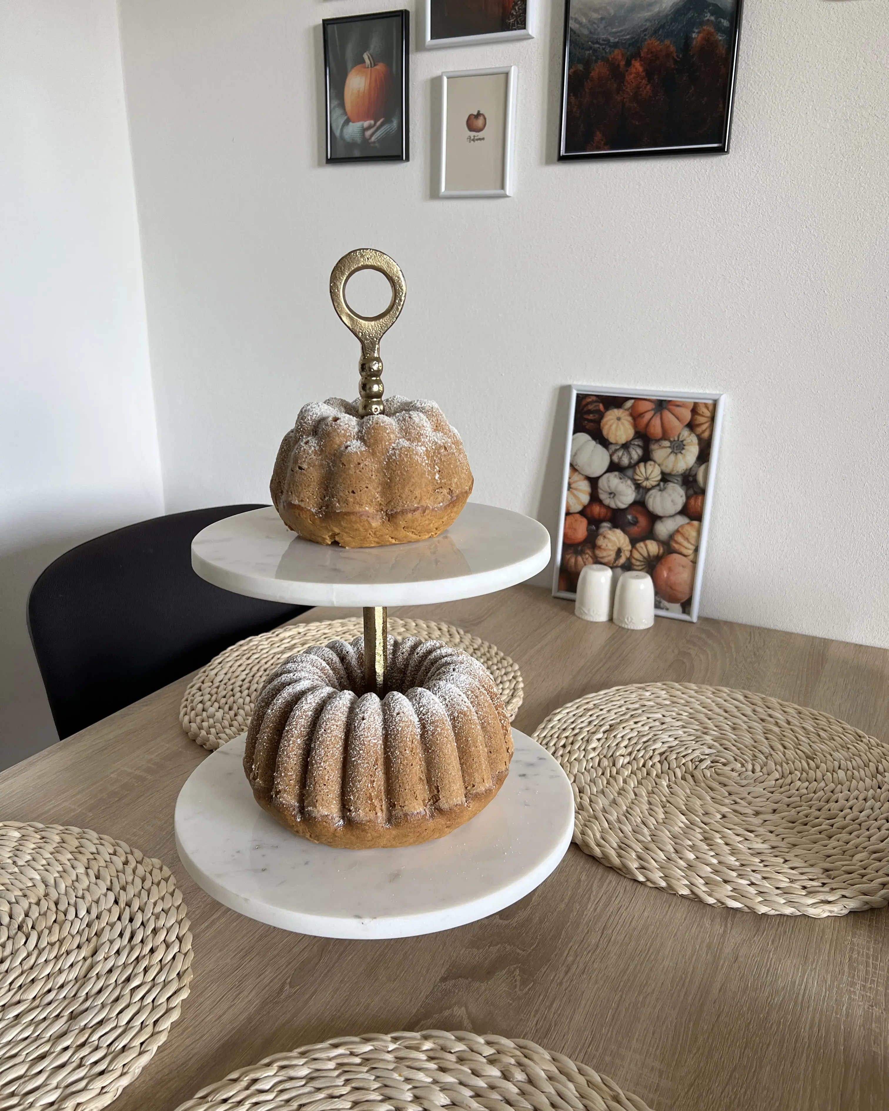 Alzata per torta a 2 Piani in Marmo Bianco e Oro 31x50 cm – Alluminio, Fatto a Mano